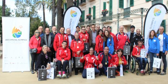 Foto de família amb els esportistes de TEB Vallès que han participat als Special Olympics 2018