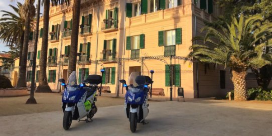 Les dues motocicletes elèctriques, davant del Palau Tolrà.