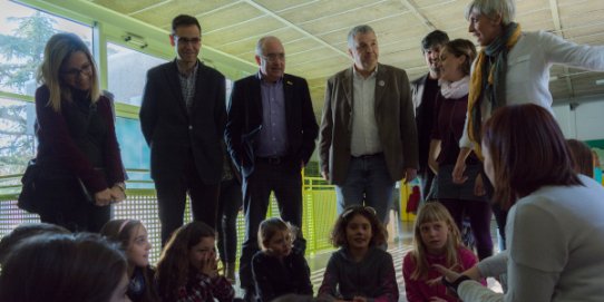 Un moment de la visita a l'escola Sant Esteve, la setmana passada, del conseller d'Educació, Josep Bargalló, l'alcalde, Ignasi Giménez, i diversos regidors.
