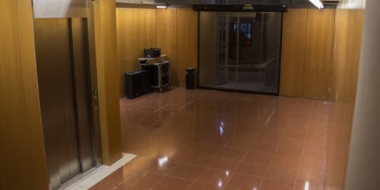 L'ascensor de l'Ateneu està situat al vestíbul que dona al carrer Major.