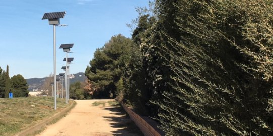 Imatge dels nous punts de llum que s'han instal·lat a l'Àrea de Passeig del Pla de la Bruguera.