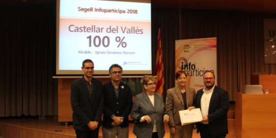 L'alcalde, a l'esquerra de la imatge, i el regidor de Govern Obert, a la dreta, a l'acte de lliurament del Segell Infoparticipa.