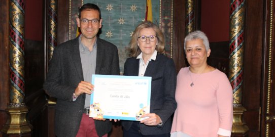 L’alcalde, Ignasi Giménez, la presidenta d’UNICEF Catalunya, Anna Folch, i la regidora d’Infància i Adolescència, Ángela Pappalardo.