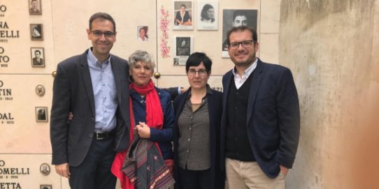 L'alcalde, Ignasi Giménez, i el regidor de Cultura, Aleix Canalís, al cementiri de Lovere, en un moment de l'acte de comiat a Elio Ziglioli.