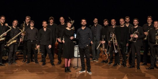 Anna Roig i Àlex Cassanyes, al centre de la imatge, en una imatge promocional de la proposta.