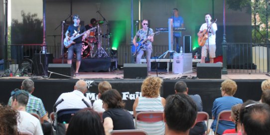 El grup Mucca Failate, durant l'actuació que van oferir en el marc de la Festa Major 2018.