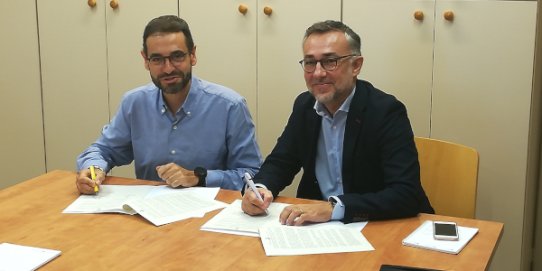 L'alcalde, Ignasi Giménez, i el president d'ASEMCA, Jordi Batet, en el moment de la signatura del conveni.