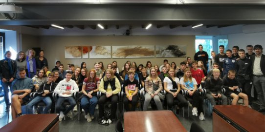 Foto dels estudiants danesos durant la seva visita a la Sala de Plens de Ca l'Alberola.