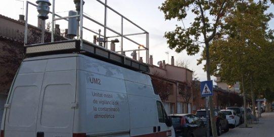 Imatge de la una unitat mòbil de vigilància de la contaminació atmosfèrica que ha estat a Castellar els últims mesos.