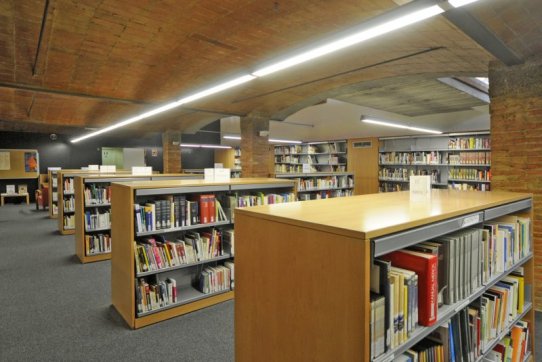 La Biblioteca és un dels equipaments en què s'han instal·lat nous llums