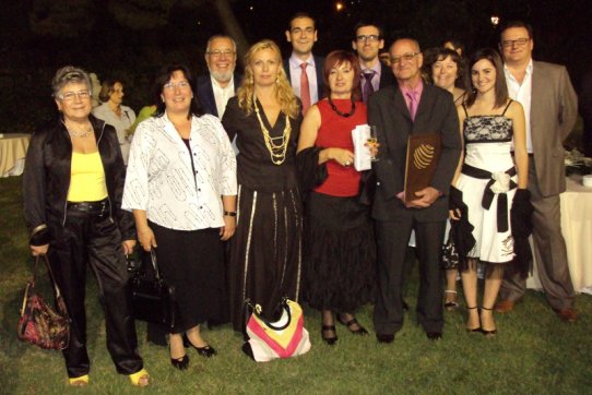 Ramon Nualart, amb l'alcalde, Ignasi Giménez, la regidora de Cultura i Lleure, Pepa Martínez, i alguns membres de la seva família