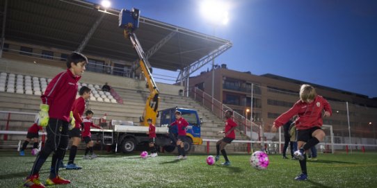 El camp de futbol Joan Cortiella - Can Serrador ha estrenat enllumenat led.