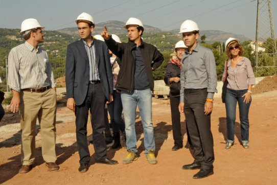 L'alcalde i els regidors d'Educació i Urbanisme, durant la visita d'obra que s'ha celebrat aquest matí