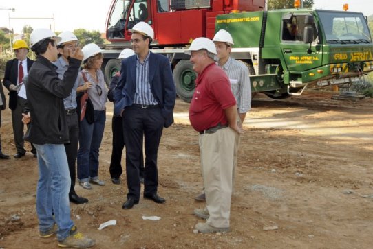 L'alcalde i els regidors d'Educació i Urbanisme, durant la visita d'obra que s'ha celebrat aquest matí