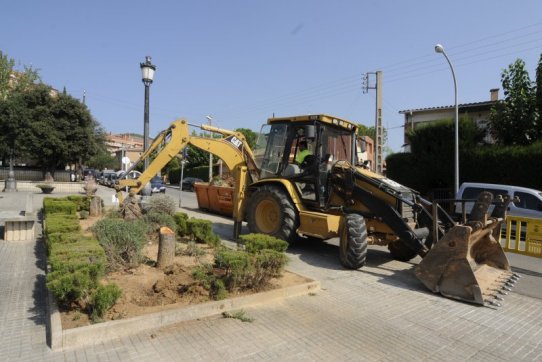 Les obres de renovació de l'enjardinament de la plaça han començat aquesta setmana