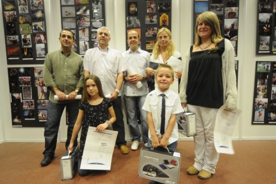 Foto de família de tots els premiats, amb la regidora de Cultura i Lleure, Pepa Martínez