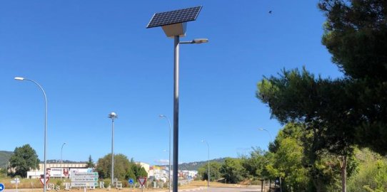 Una de les noves lluminàries de l'Àrea de Passeig del Pla de la Bruguera.