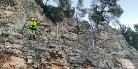 El talús de roca que s'ha estabilitzat amb malla metàl·lica està situat al carrer del Cim.