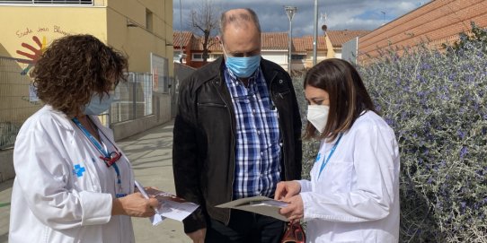 D'esquerra a dreta, Plàcida López, treballadora social, el cap d’unitat de Salut Pública de l’Ajuntament, Joan Elvira, i la directora de l'EAP Castellar, Isabel Martínez.