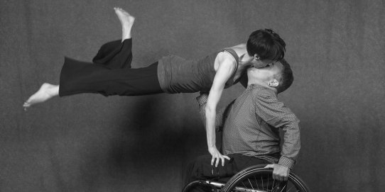 El taller l'impartirà Gloria José, artista plàstica, performer, actriu i especialista en dansa integrada.
