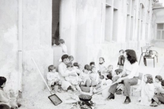 Festa de celebració de la castanyada a la guarderia municipal del Coral, a finals dels anys 70. (Pilar Llaquet)