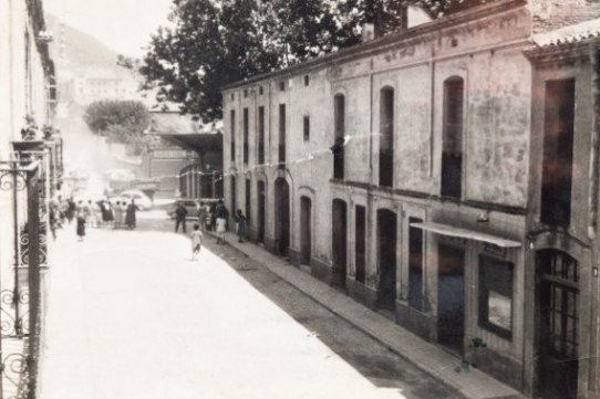 El carrer de Sant Jaume, conegut com el Pla perquè era el primer carrer pla que trobaven les treballadores de Can Barba quan tornaven de la feina. (Joan Romeu)