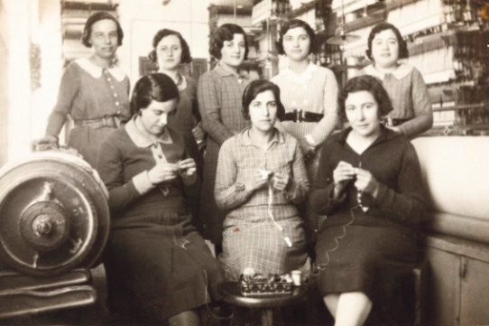 Grup de teixidores de la fàbrica de Can Barba. (Centre d’Estudis de Castellar – Arxiu d’Història)