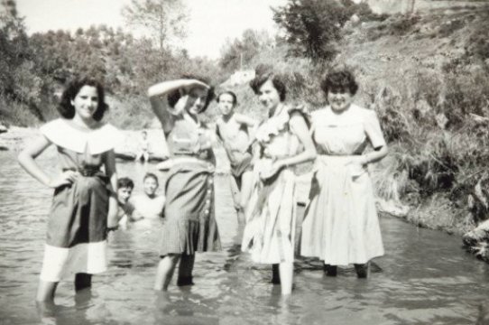 Banyistes gaudint del Ripoll, als anys 50. (Antoni Bernadet – Col·lecció L’Abans)