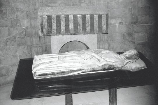 Imatge del sepulcre d’Ermessenda de Carcassona, a la catedral de Girona. (Wikipedia)