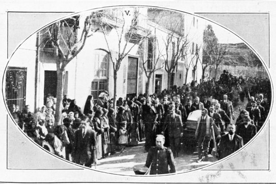 Comítiva fúnebre d'Emília Carles i Tolrà al seu pas pel carrer de l'Església (febrer de 1915). (Autor desconegut - Fons La Hormiga de Oro)