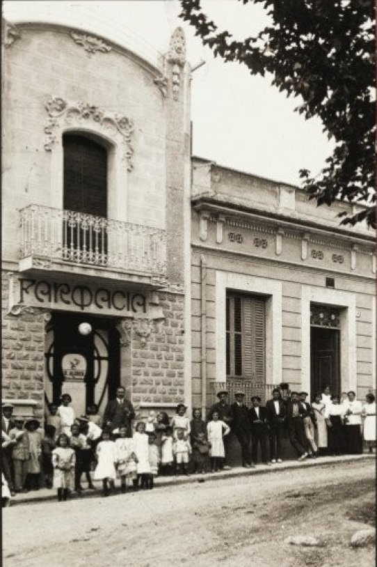  Imatge antiga de la Farmàcia Alguer, al carrer de Torras. A la planta superior, Antònia Alguer impartia les classes als alumnes.

