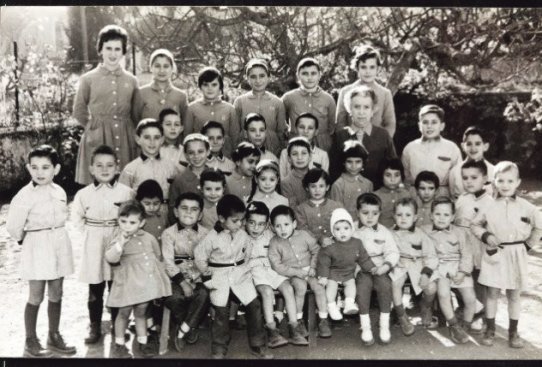 Antiga imatge d'alumnes de l'escola de Sant Feliu del Racó amb la mestra Victòria Ventura (Marcel·lí Calsina - Col·lecció L'Abans)