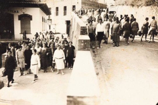 Entrada i sortida de treballadors i treballadores de la fàbrica de Can Barba, el 1925 (Antoni Bernadet)