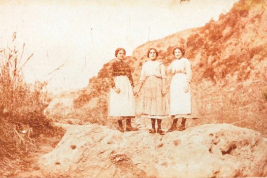 Tres teixidores de can Barba a la riba del riu, cap a la dècada dels deu del segle XX (Cedent: Lourdes Miralles).