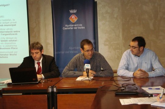 El director comercial de Vanatur, Joan Márquez, l'alcalde de Castellar, Ignasi Giménez, i el regidor de Societat del Coneixement, Óscar Lomas