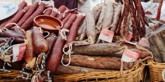 Els embotits no faltaran a les parades del mercat de productes artesanals de Sant Josep.