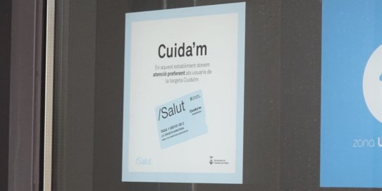 Detall del distintiu que que hi haurà als equipaments municipals i als establiments adherits.