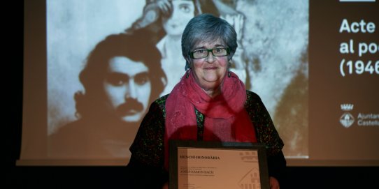 La parella de Josep-Ramon Bach, Mercè Banqué, amb el diploma de Menció Honorària de la Corporació.