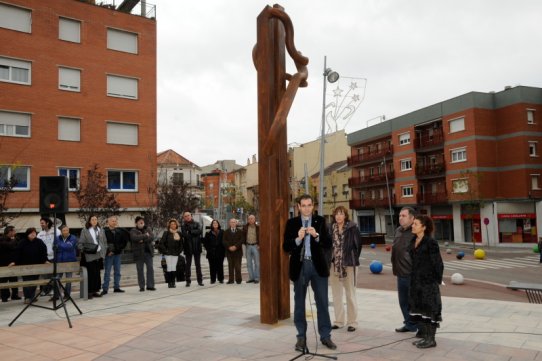 Acte d'inauguració de l'escultura "Units" que simbolitza la recuperació de la memòria històrica