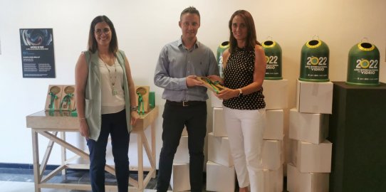 La tinent d'alcalde Yolanda Rivera ha rebut la clau de municipi agermant pel vidre de la mà de Silvia Mayo, gerent d'Ecovidrio, i de Sergi Rodríguez, director de la planta de Vidrala (ANFEVI)