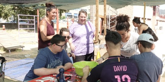 La regidora de Diversitat Funcional, Anna Margalef, en una visita al casal inclusiu del CAC.