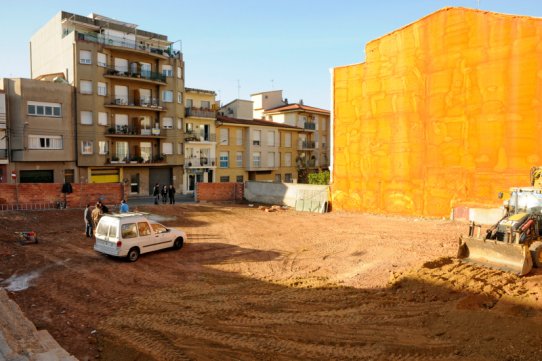 Obres al nou aparcament provisional que hi haurà al carrer del Pare Borrell