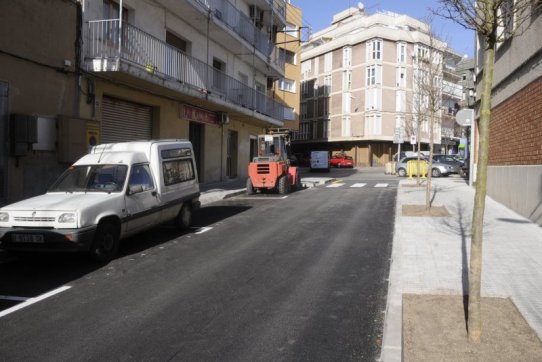 Imatge de les obres, ja finalitzades, al tram del carrer situat entre els carrers de Barcelona i del Dr. Vergés