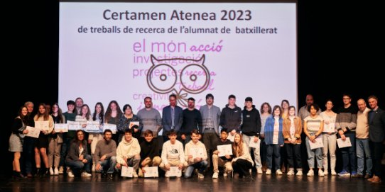 Foto de família de tots els guardonats al certamen Atenea 2023, organitzat pels Serveis Educatius Vallès Occidental VIII