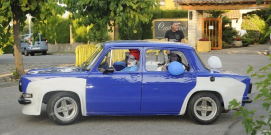 Imatge d'una edició anterior de la cercavila de vehicles decorats que es porta a terme en el marc de la Festa Major de Can Font - Ca n'Avellaneda.