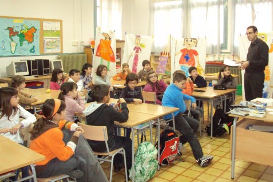 L'alcalde, Ignasi Giménez, durant la visita que ha realitzat a l'alumnat de 4t de primària de l'escola Emili Carles-Tolrà