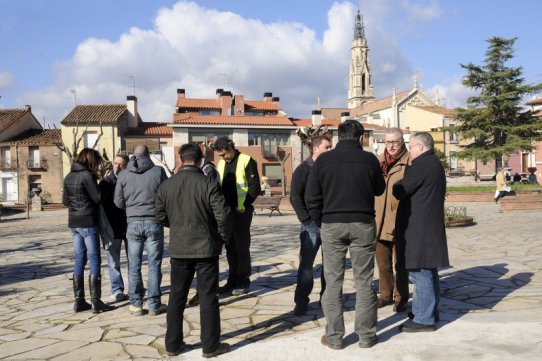 El regidor de Projectes Estratègics, tècnics municipals i tècnics de l'empresa que realitzarà l'actuació, durant l'acta de replanteig