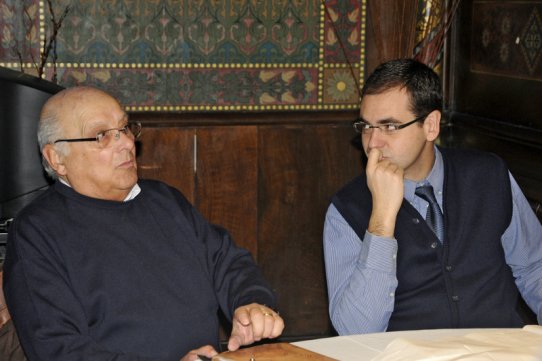 El president de l'Associació de Jubilats i Pensionistes, Manel Montlló, i l'alcalde, Ignasi Giménez, en un moment de la reunió