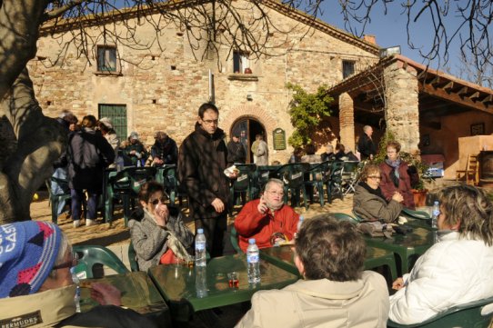 L'alcalde, Ignasi Giménez, va compartir l'esmorzar de Dijous Gras amb els participants a la sortida