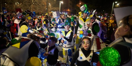 L'AFA de l'escola Joan Blanquer, que va guanyar el premi a millor disfressa, en un moment de la rua de 2023.